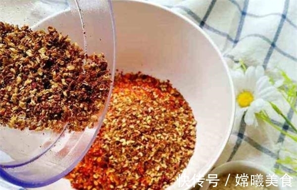 大厨|做辣椒油时，直接淋热油就错了！大厨教你正确做法，辣椒油香又亮