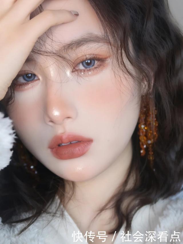 想要打造“氛围感美女”,妆容特点很重要,今日份妆容教程来啦!