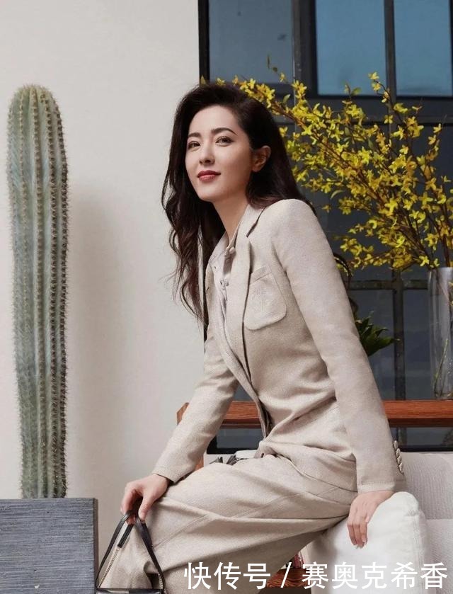 顶级蓝血奢侈品最爱美人颜PK战,你更Pink哪种颜?