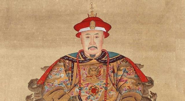 穿着|清朝灭亡107年了,此国却坚持使用清朝国旗,国王还穿着清朝长袍