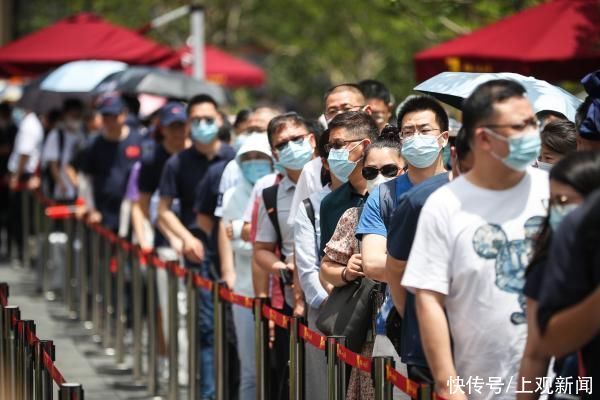 湖滨路|中共一大纪念馆开放后的首个周末：观者如潮，排队有序