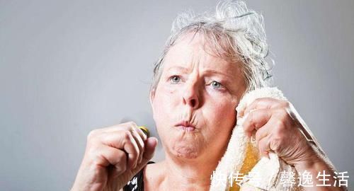 激素分泌|女性进入更年期,身体可能出现6个改变,有些人表示很难接受