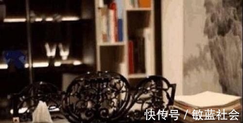 看看演员陈数现实中的家，客厅的壁画很奇怪，书房的装饰很有品位