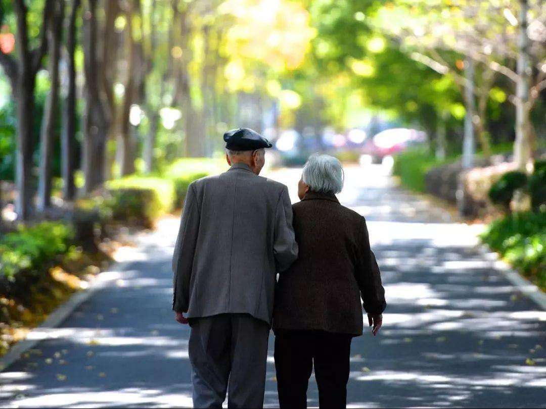 晚年生活|只生一个孩子的父母,晚年生活真的很“苦”吗事实恰恰相反