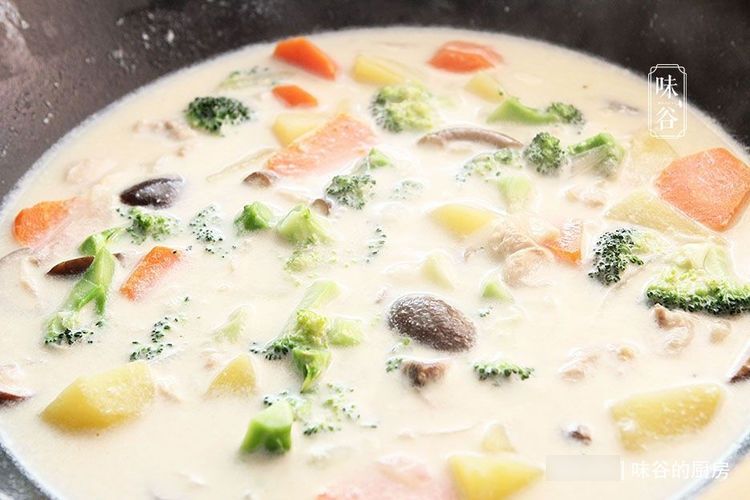 天冷了，吃炒菜不如炖菜，几种食材炖一锅，鲜美营养，浑身都暖和