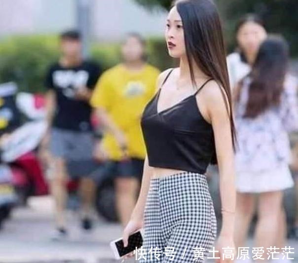 身材高挑|环肥燕瘦的美女，黑色背心配黑白格子裤，青春活力气质！