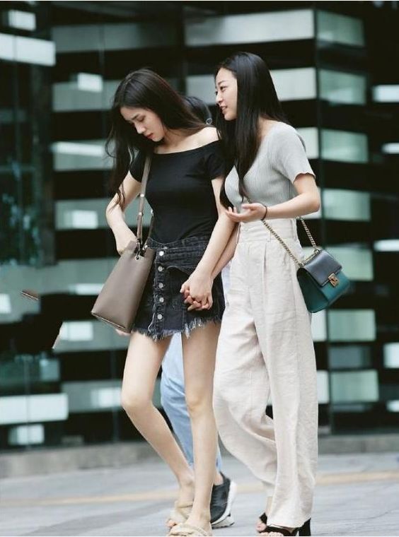 穿搭真|街拍:穿黑色蕾丝裙的美女,成熟有韵味,撩发的姿势洒脱大气