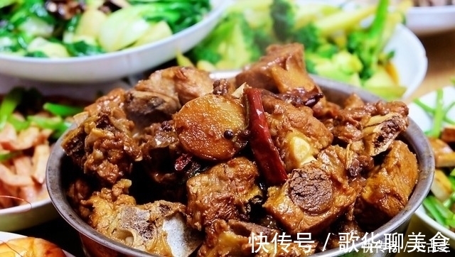 娘家|在娘家聚餐,弟媳妇做了一大桌子菜招待,样样都好吃,亲友全点赞
