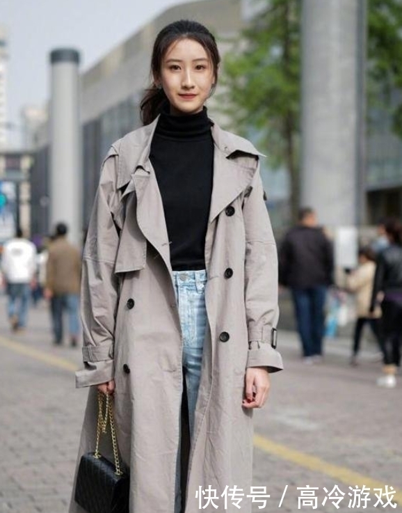 微微一笑|街拍:肤白貌美小姐姐,穿上高跟凉鞋更显大长腿,微微一笑美极了