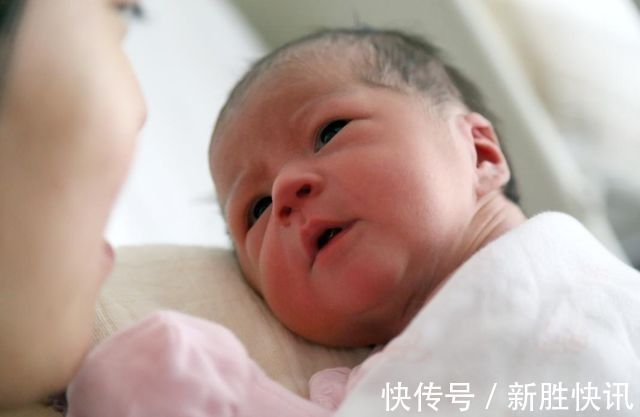 孩子|1岁宝宝摔下床,妈妈的做法让婆婆直呼冷血,医生却说:做的对