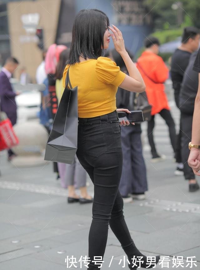 黑色|休闲的衣服搭配粗跟鞋显高级,黑色配亮色时髦感十足