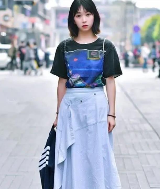 街拍:皎若秋月的美女,白色上衣配浅绿色裙子,时尚气质风范