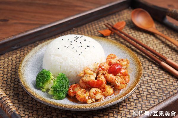 好吃|当小龙虾遇上盖浇饭，好吃到盘子都舔干净了！——小龙虾盖浇饭