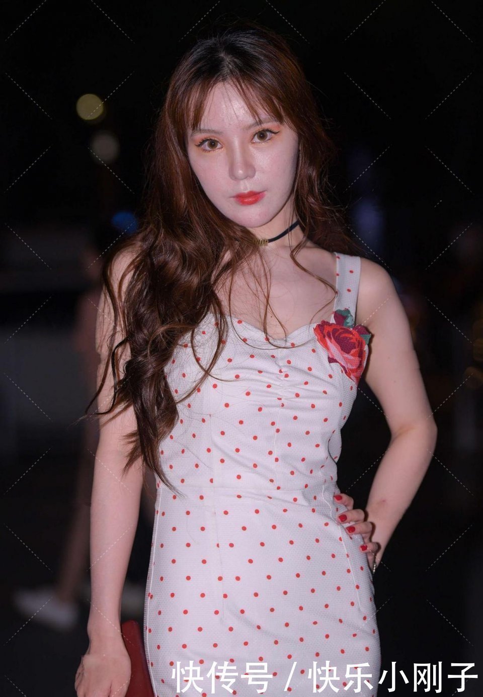 连衣裙 优雅成熟的穿搭,增强时尚气场,这位微胖女孩,是爸爸喜欢的类型