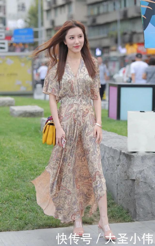 高跟鞋|美女街拍甜美姑娘穿搭印花长裙,穿搭出高贵气质