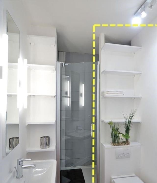 收纳|马桶不靠墙，直接和淋浴房隔断合并，上方装个置物架还能用来收纳！