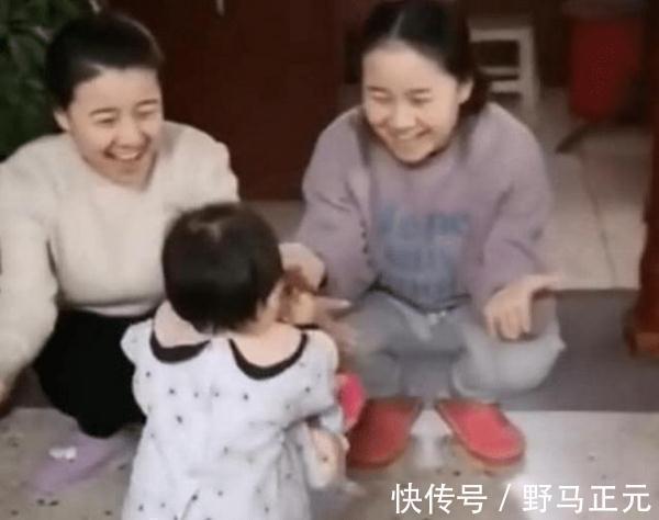 妈妈|小姨和妈妈是双胞胎,她俩同时张开怀抱后,女儿的反应让人笑喷了