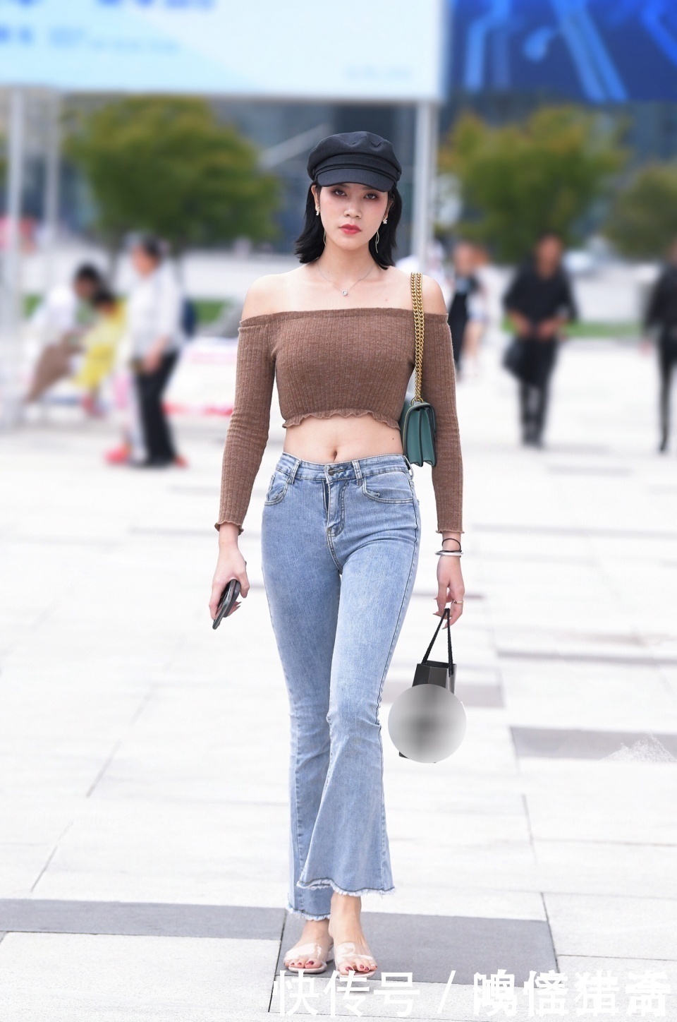 喇叭裤|街拍：美女抹胸漏脐配喇叭裤，既性感又有气质！