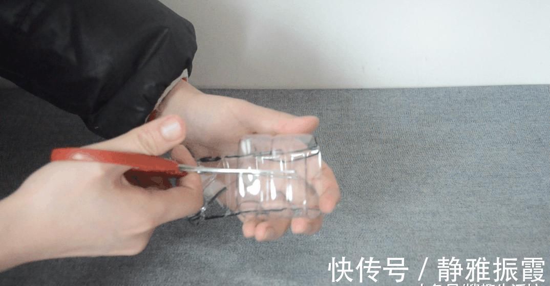 才知道窗帘旁放个塑料瓶的好处, 真是太实用了, 家家户户都用得到