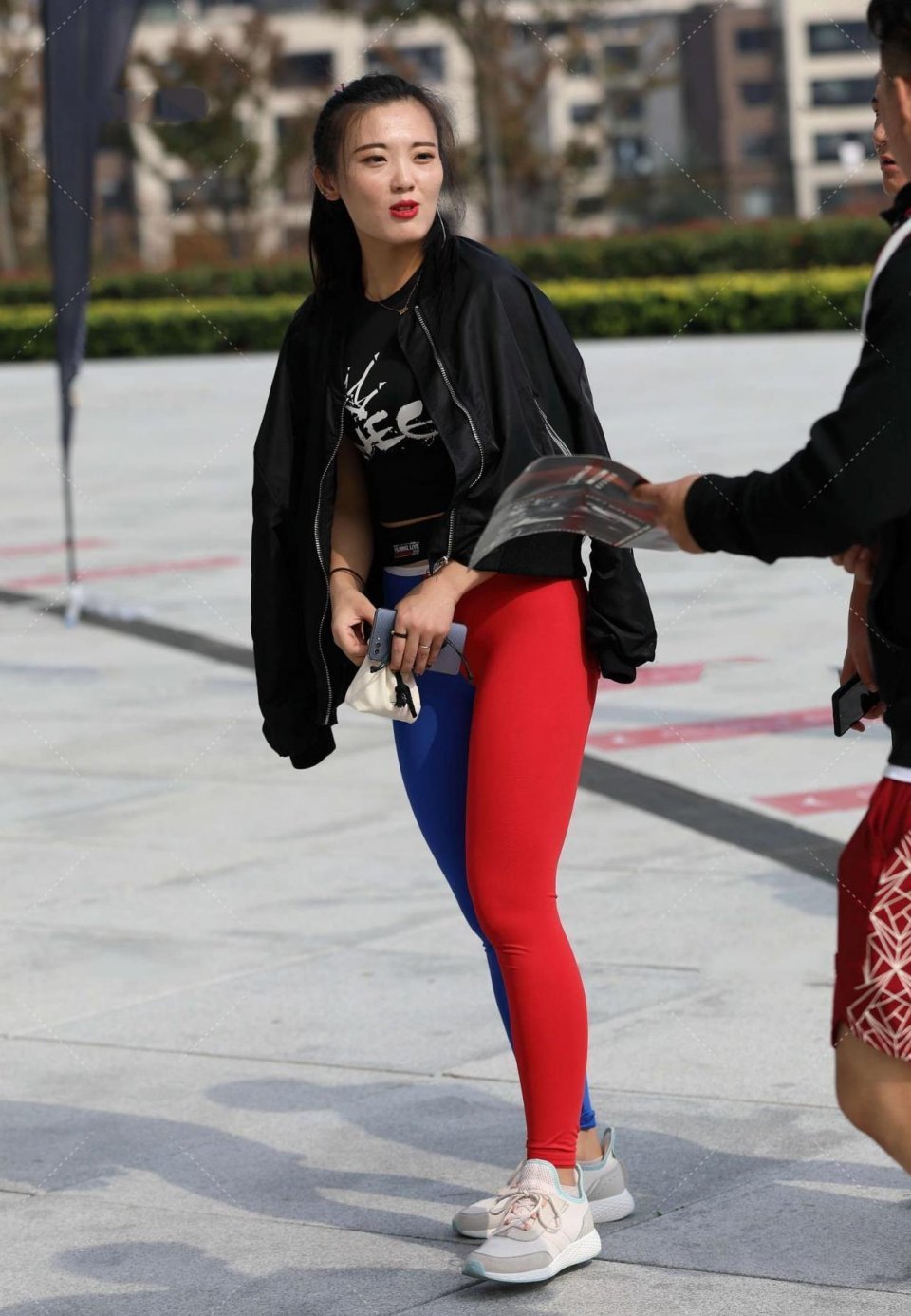 亮色|非常迷人的美女,她的头发自然地散落在肩上,真是一幅美丽的画卷