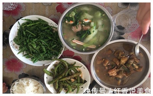 带儿子回老家过中秋，婆婆特意做一桌菜招待，饭后孩子举动很暖心