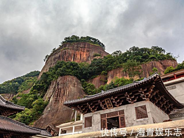 中国“最牛”寺庙，建在百丈高的悬崖上，四季香客络绎不绝