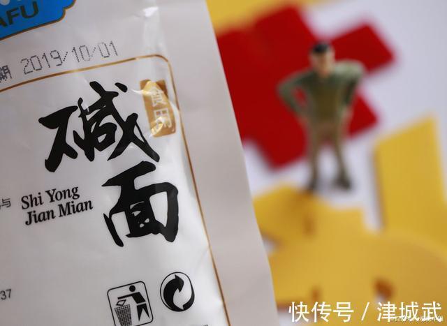 小苏打和食用碱有啥不一样？很多人不懂怎么用，看完后别再用错了