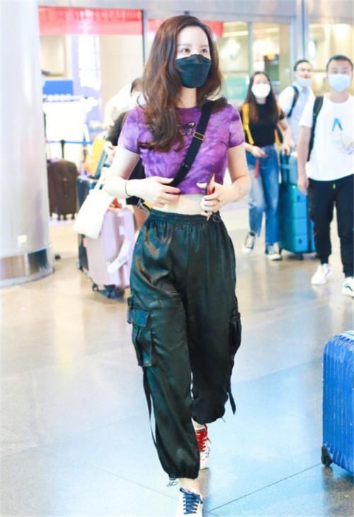 “阔腿裤”大势已去！现开始流行“乘风破浪的裤子”，遮肉又显瘦