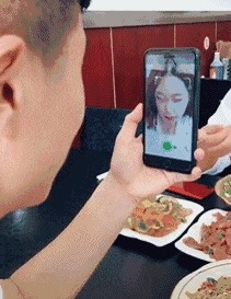 |搞笑GIF:女生喝多了什么都做的出来,她最后那几下是什么意思?