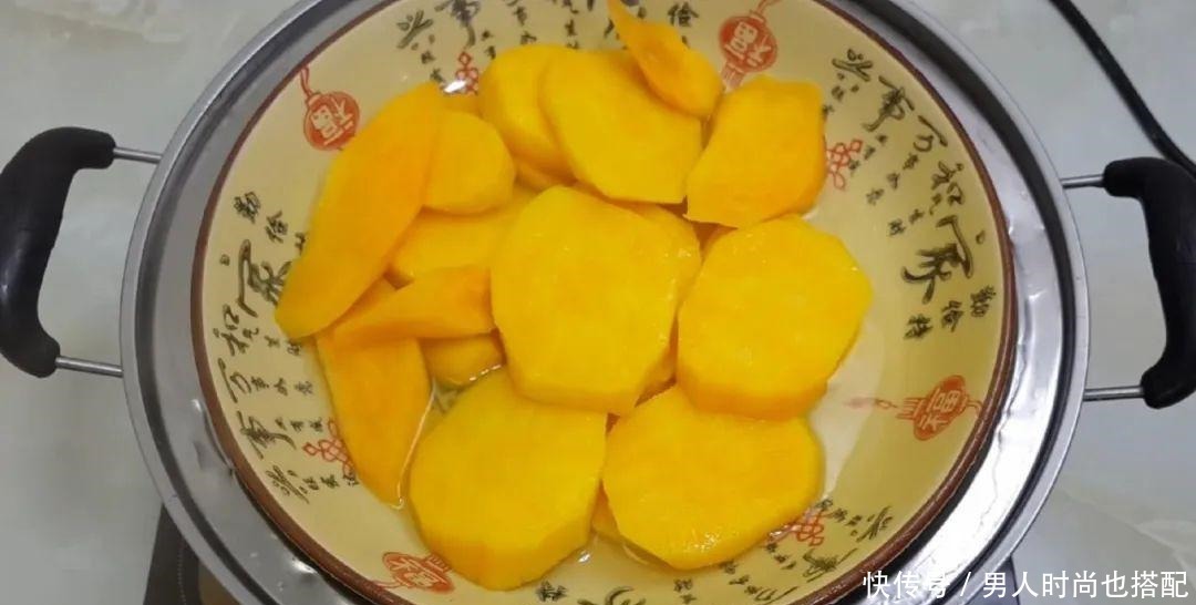  简单|以后红薯就这样做，加半碗面粉，教你做特色小零食，比油条还好吃