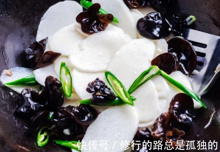 炒木耳，下锅就“噼里啪啦”，真吓人！教你1招，不炸锅，更脆爽
