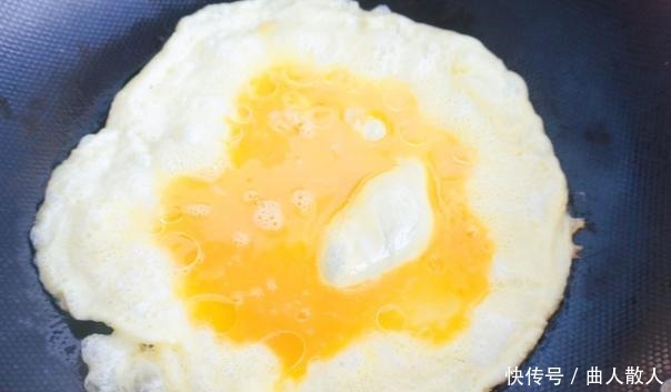 西红柿炒鸡蛋是先炒西红柿还是先炒蛋原来顺序不对,难怪不好吃