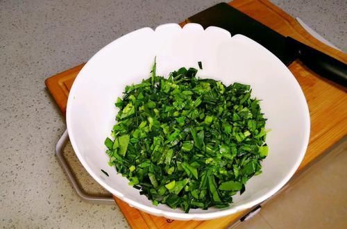 春天多吃这个“碱性蔬菜”，加碗面粉烙成饼，2块钱够全家吃