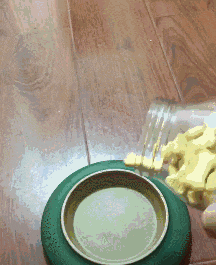 |搞笑GIF趣图:面壁思过唱世上只有爸爸好反省一下