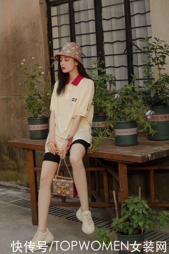 娜扎衣品太绝了！穿上个性复古的裙装搭配个性短发，自带撩人气息