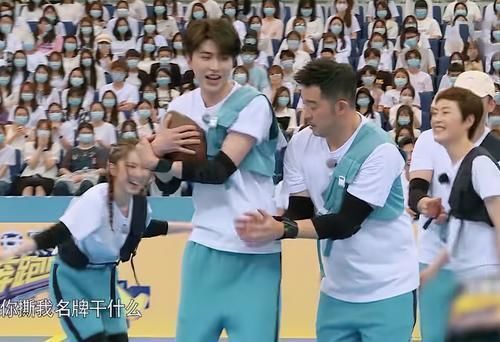 观众|蔡徐坤带球跑被邓紫棋撕名牌,baby极力帮忙,动作却令观众无法接受