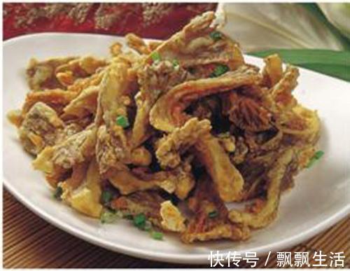 半斤蘑菇，打2个鸡蛋，做全家人爱吃的炸蘑菇，上桌抢光