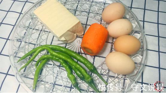 强身健体|一整块豆腐放鸡蛋液里，擀面杖一压，一出锅拿红烧肉也不换