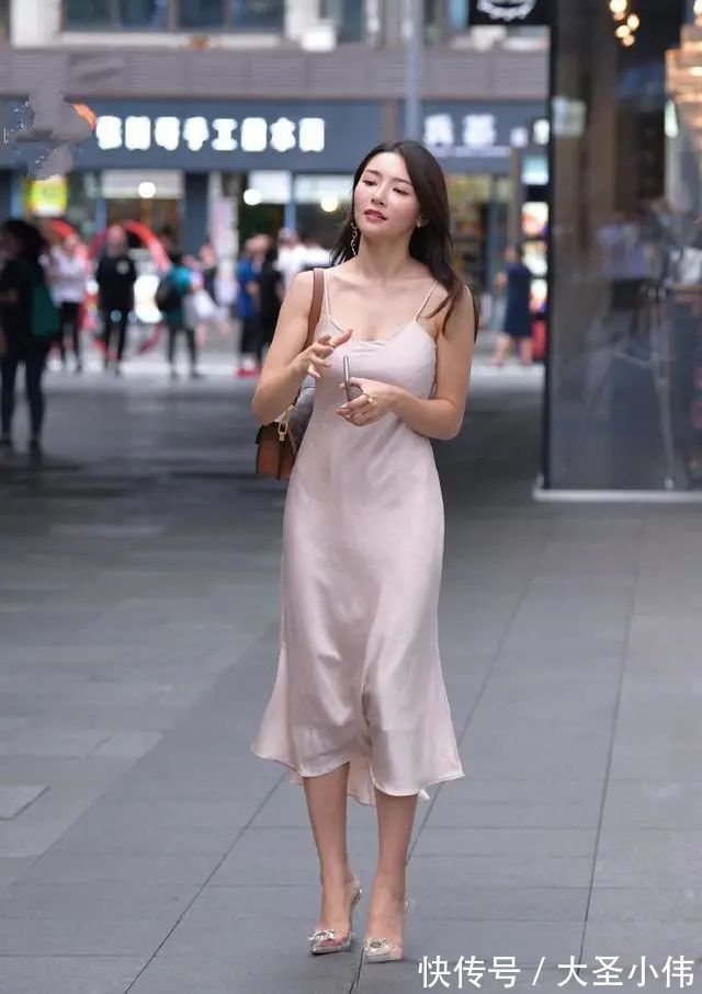 童鞋|美女街拍:气质极佳的打底裤搭配,精心挑选搭配的女生,遮肉又显瘦