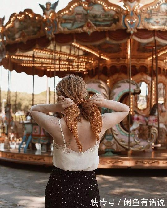 天凉 天凉又见丝巾飞舞,中国大妈当成拍照道具,法国老太却解锁了优雅