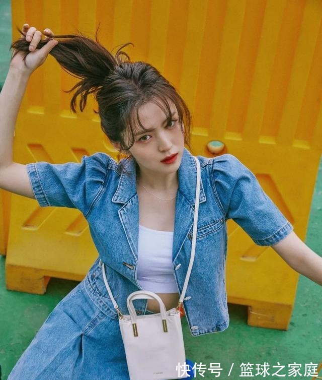 头发 别再披头散发了!这3个发型小技巧显嫩又高级!