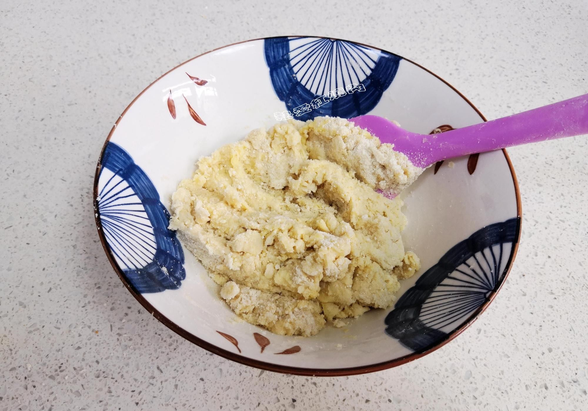 这小饼子咸中带甜吃着不腻,制作快手特简单,35分钟就能做一盘