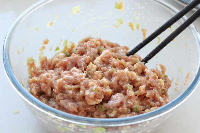 两锅|入冬后就馋酸菜馅的包子,皮薄馅大酸爽美味,一次蒸两锅都不够吃