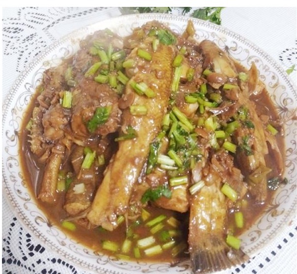 炖鱼，加酒加醋去腥就废了，正确的是放“它”，上桌就扫光