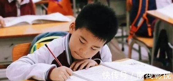 写作业|“完型别抄,我乱写的”,这行字让家长群炸锅,家长们纷纷质疑