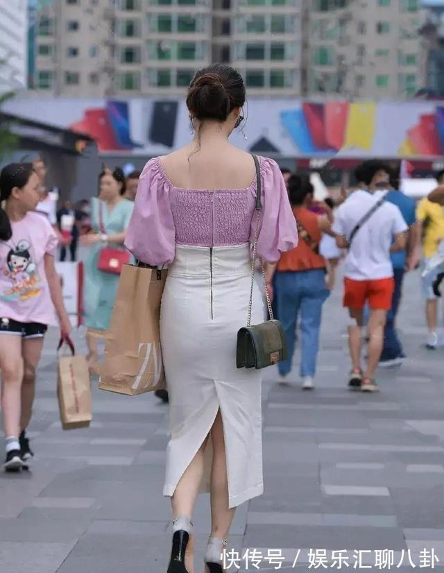 内衣|走在街上的连衣裙美女很容易引人注目，非常好