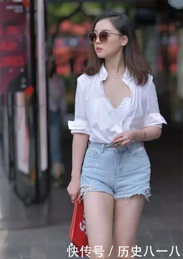 时尚|街拍美女:衬衫解开三颗纽扣的年轻小姐姐,这样穿搭也是一种时尚