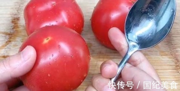 西红柿去皮最忌用开水烫，教你2个小妙招，快速去皮营养不流失！