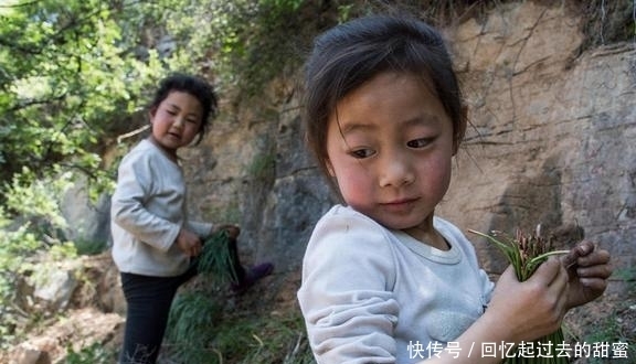 山崖上的山村，村里只有两个小孩，她们两个怎么过的呢。