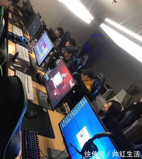 王俊凯、刘昊然综艺开录,却因航班惹争议,网友质疑他们耍节目组